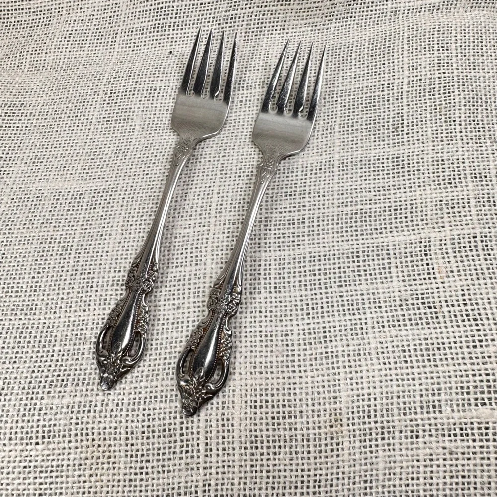 Oneida Distinction‎ Deluxe Stainless Raphael Salad Forks Set of 2 Ornate Floral